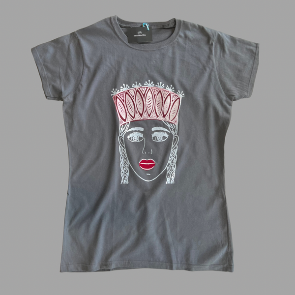 TAUTUMEITA (GIRL WITH CROWN). GREY. RED CROWN & RED LIPS