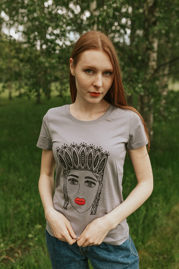 TAUTUMEITA (GIRL WITH CROWN). GREY & RED LIPS