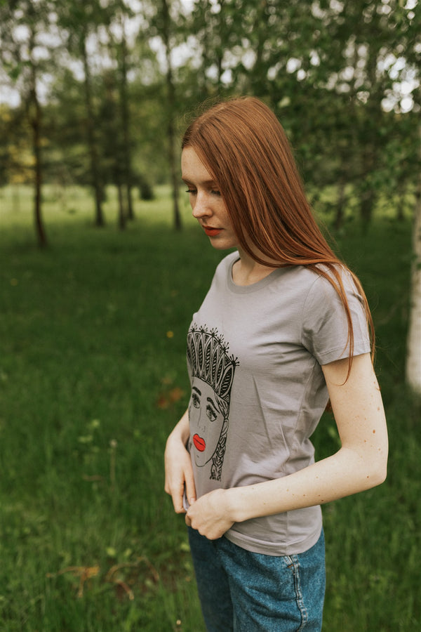 TAUTUMEITA (GIRL WITH CROWN). GREY & RED LIPS