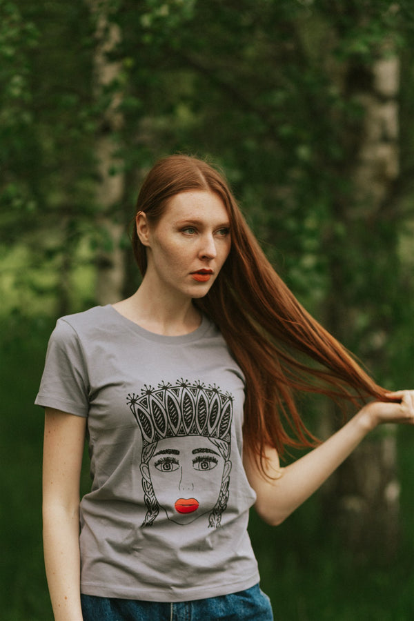 TAUTUMEITA (GIRL WITH CROWN). GREY & RED LIPS