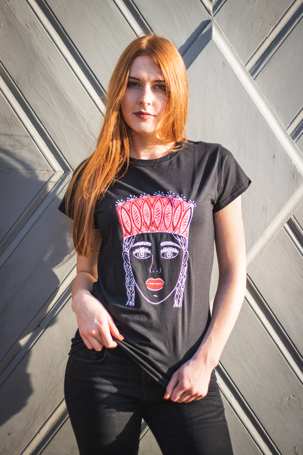 THE GIRL WITH THE CROWN RED LIPS WOMEN'S T-SHIRT