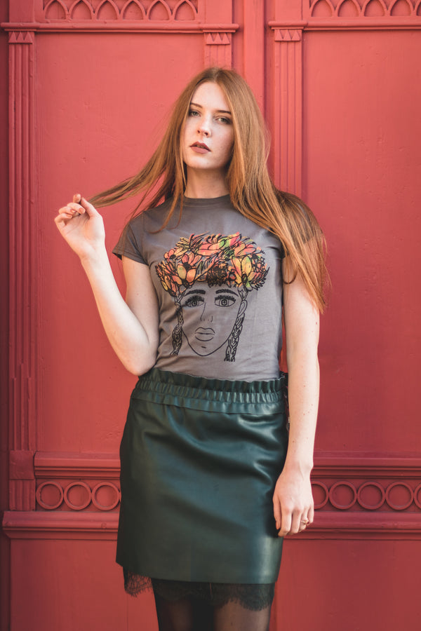 THE GIRL WITH THE CROWN AUTUMN WOMEN'S T-SHIRT