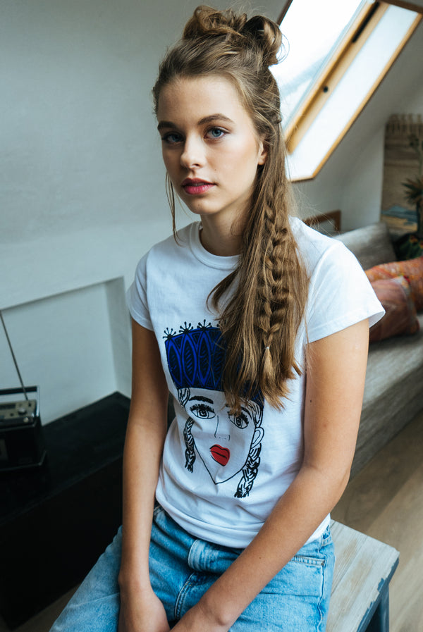 THE GIRL WITH THE BLUE CROWN WOMEN'S COTTON T-SHIRT