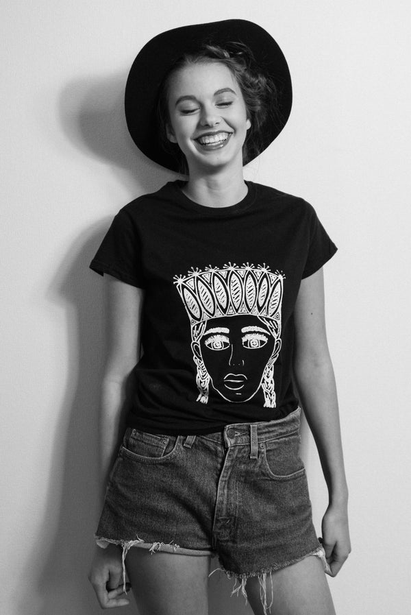THE GIRL WITH THE CROWN T-SHIRT BLACK